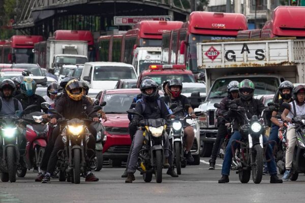 En Puebla entra en vigor la “Ley Casco”, que impone nuevas obligaciones a motociclistas, ciclistas eléctricos y repartidores. Foto: Cuartoscuro.