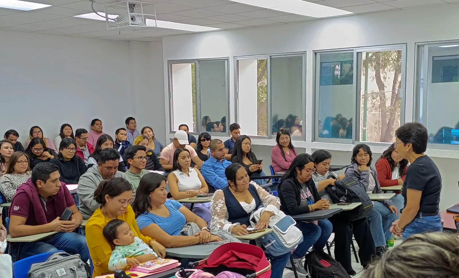 En su campaña por la reelección, Lilia Cedillo resaltó la importancia del modelo semiescolarizado de la BUAP, una modalidad que abre oportunidades para quienes equilibran estudios con responsabilidades laborales y familiares. Foto: BUAP.