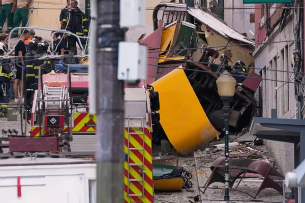 El descarrilamiento del Elevador da Glória dejó al menos 15 muertos y 18 heridos en Lisboa. El histórico funicular se estrelló contra un edificio en plena hora pico. Portugal decretó luto nacional y la ciudad tres días de duelo. Foto: AP.