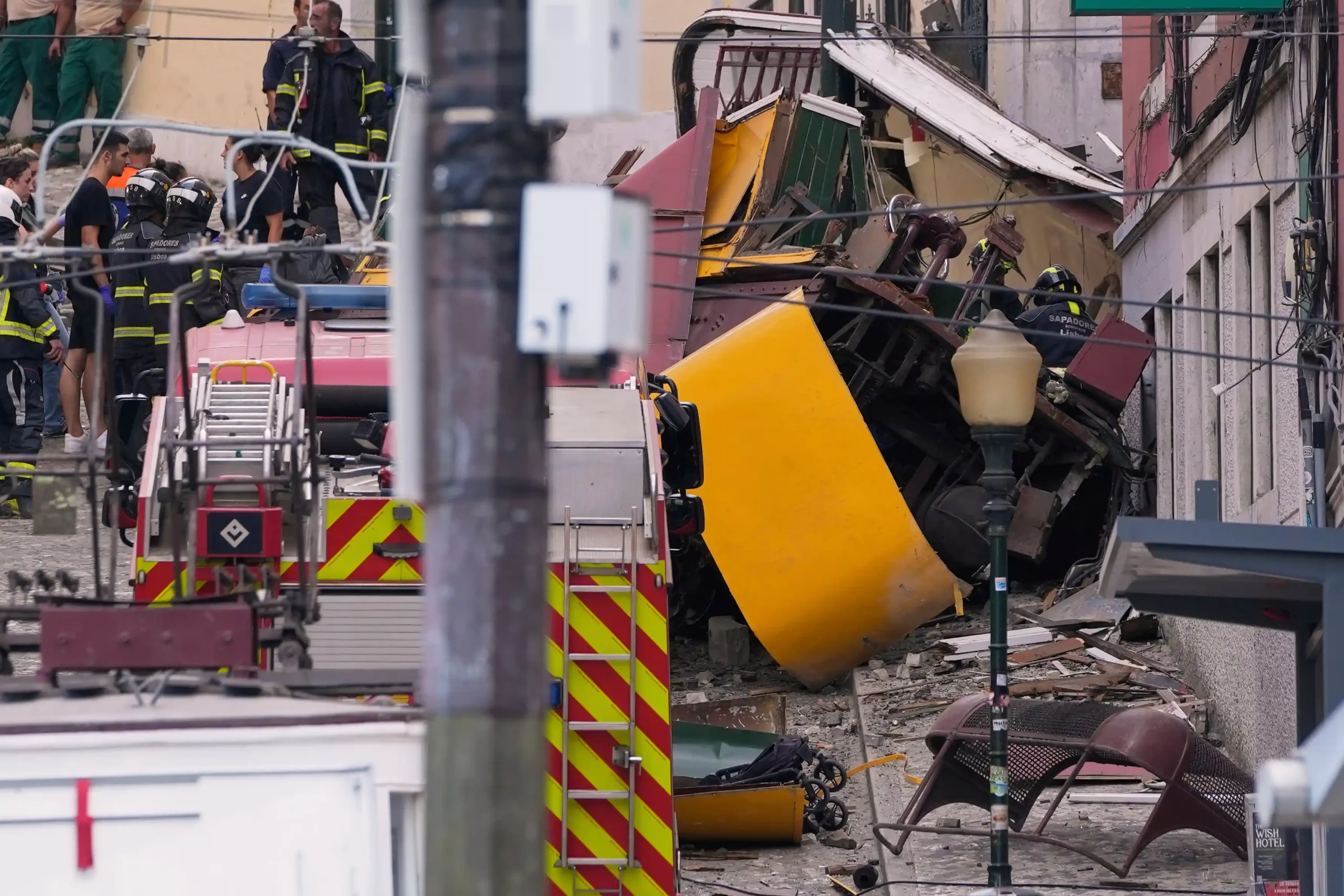 El descarrilamiento del Elevador da Glória dejó al menos 15 muertos y 18 heridos en Lisboa. El histórico funicular se estrelló contra un edificio en plena hora pico. Portugal decretó luto nacional y la ciudad tres días de duelo. Foto: AP.