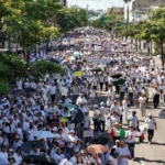 Miles de personas marcharon vestidas de blanco en Culiacán para exigir el fin de la violencia y un futuro de paz en Sinaloa. Foto: Cuartoscuro.