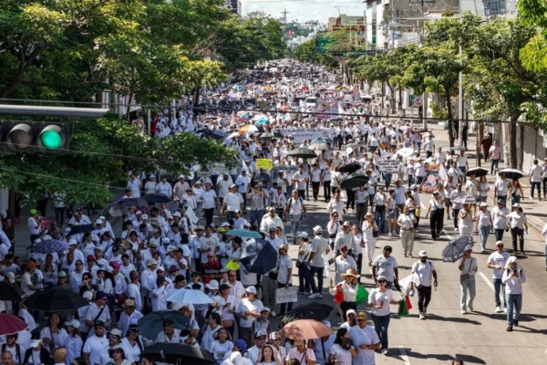 Miles de personas marcharon vestidas de blanco en Culiacán para exigir el fin de la violencia y un futuro de paz en Sinaloa. Foto: Cuartoscuro.