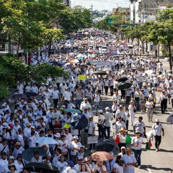 Miles de personas marcharon vestidas de blanco en Culiacán para exigir el fin de la violencia y un futuro de paz en Sinaloa. Foto: Cuartoscuro.