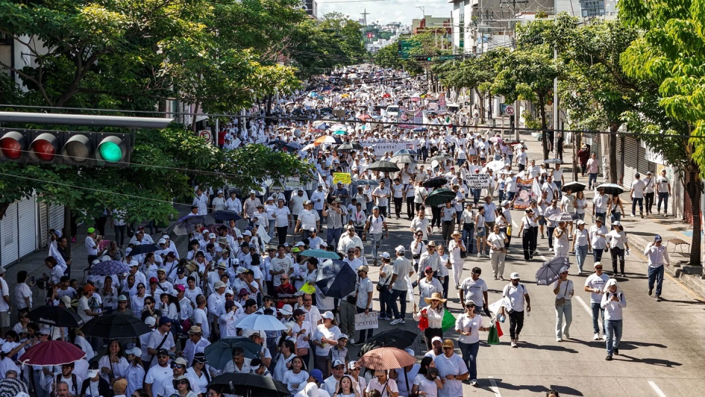Miles de personas marcharon vestidas de blanco en Culiacán para exigir el fin de la violencia y un futuro de paz en Sinaloa. Foto: Cuartoscuro.