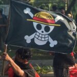 Con carteles, cánticos y banderas de One Piece, cientos de jóvenes peruanos se enfrentaron a la policía en Lima, Perú. Foto: Kudasai.