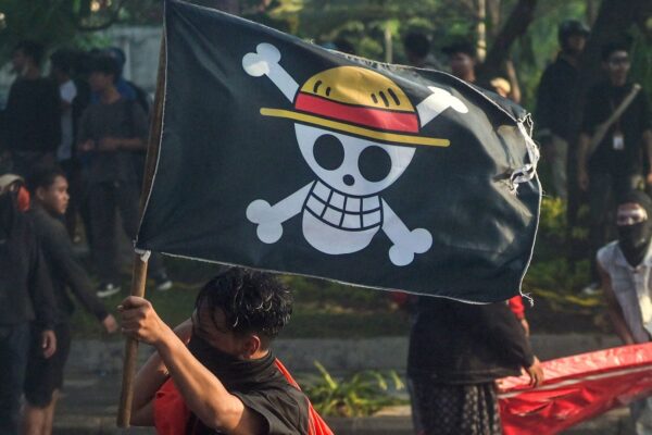 Con carteles, cánticos y banderas de One Piece, cientos de jóvenes peruanos se enfrentaron a la policía en Lima, Perú. Foto: Kudasai.