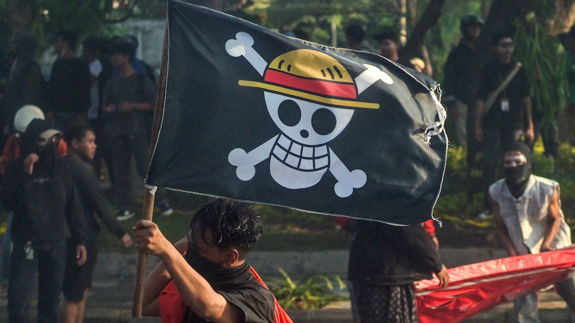 Con carteles, cánticos y banderas de One Piece, cientos de jóvenes peruanos se enfrentaron a la policía en Lima, Perú. Foto: Kudasai.
