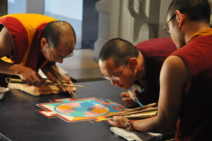 Colores, arena y espiritualidad: monjes tibetanos impartirán taller de mandalas en Puebla
