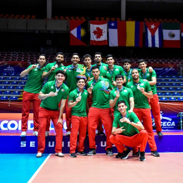 La selección mexicana varonil de voleibol de sala obtuvo la medalla de plata en la Copa Panamericana 2025 tras caer ante Venezuela en la final disputada en León. Foto: NORCECA.