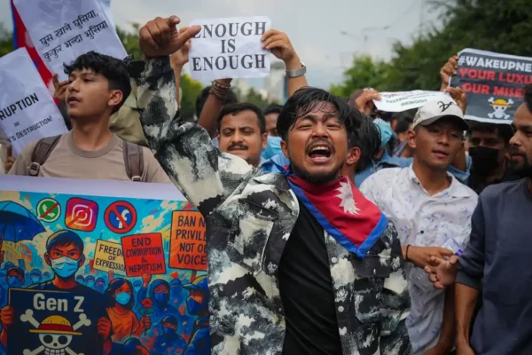 Una protesta en Nepal contra la prohibición de redes sociales derivó en vi*lencia: la Policía usó armas letales y el saldo es de 17 muertos y 145 heridos en Katmandú. Foto: ZUMA.