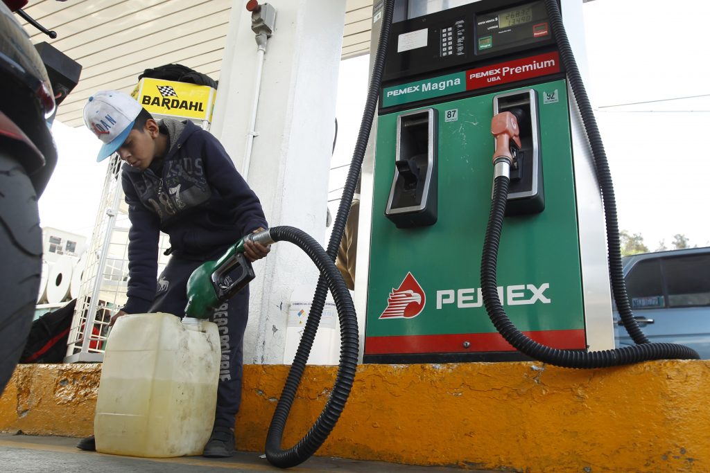 SSP con autoridades federales desarticularon redes de huachicol fiscal en Puebla, asegurando 4 gasolineras, patios de almacenamiento y deteniendo a 12 personas. Foto: El Heraldo.