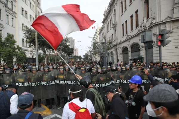 La marcha “Generación Z” en Lima contra el gobierno de Dina Boluarte y el Congreso derivó en enfrentamientos con la policía, con saldo de heridos y un detenido. Foto: EFE.