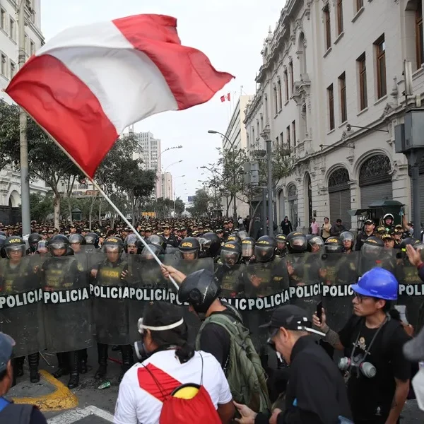 La marcha “Generación Z” en Lima contra el gobierno de Dina Boluarte y el Congreso derivó en enfrentamientos con la policía, con saldo de heridos y un detenido. Foto: EFE.