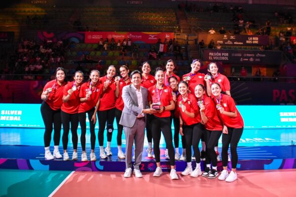 La selección mexicana de voleibol femenil logró la medalla de plata en el Final Six NORCECA 2025, tras caer en la final ante Estados Unidos Foto: NORCECA.