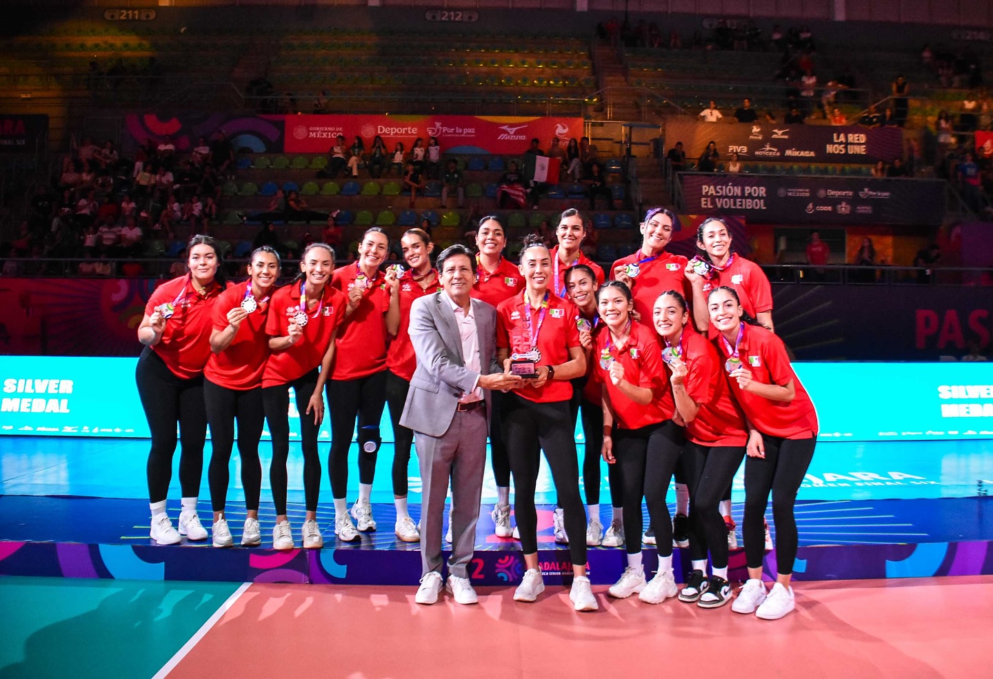 La selección mexicana de voleibol femenil logró la medalla de plata en el Final Six NORCECA 2025, tras caer en la final ante Estados Unidos Foto: NORCECA.