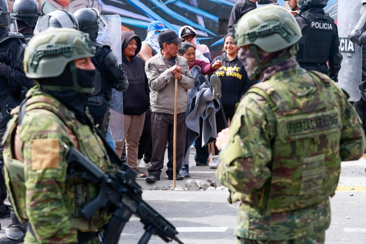 Daniel Noboa declaró estado de excepción en siete provincias de Ecuador tras las protestas por el alza del diésel, con restricciones a la libertad de reunión y facultades ampliadas para las autoridades. Foto: Xinhua.