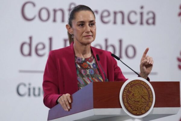 La presidenta Claudia Sheinbaum negó la existencia de amparos promovidos por los hijos de López Obrador y acusó una campaña de desprestigio. Foto: Uno TV.