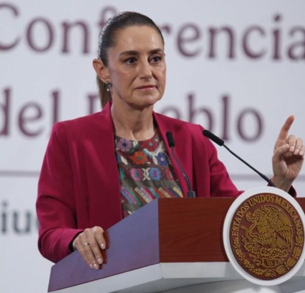 La presidenta Claudia Sheinbaum negó la existencia de amparos promovidos por los hijos de López Obrador y acusó una campaña de desprestigio. Foto: Uno TV.