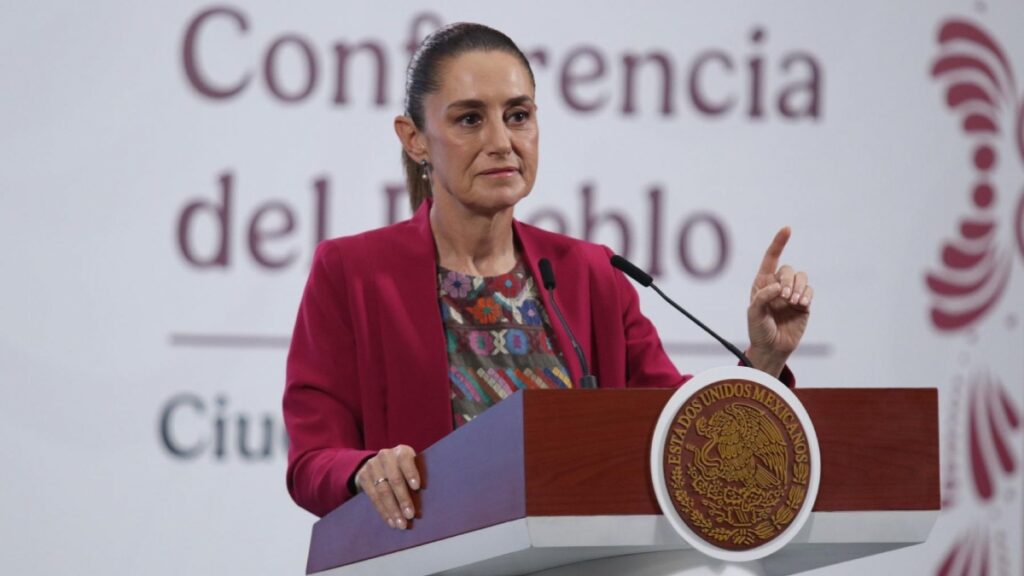 La presidenta Claudia Sheinbaum negó la existencia de amparos promovidos por los hijos de López Obrador y acusó una campaña de desprestigio. Foto: Uno TV.