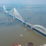 China puso en operación el Puente Changtai, la estructura colgante más larga del mundo con 10.8 kilómetros de extensión, que conecta ambos lados del río Yangtsé. Foto: CGTN.