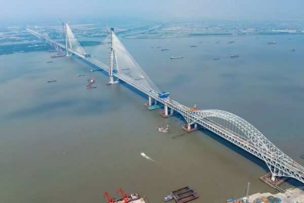 China puso en operación el Puente Changtai, la estructura colgante más larga del mundo con 10.8 kilómetros de extensión, que conecta ambos lados del río Yangtsé. Foto: CGTN.