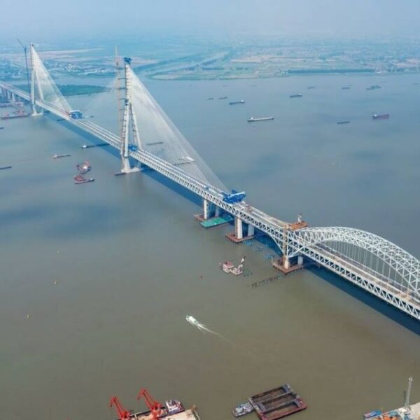 China puso en operación el Puente Changtai, la estructura colgante más larga del mundo con 10.8 kilómetros de extensión, que conecta ambos lados del río Yangtsé. Foto: CGTN.