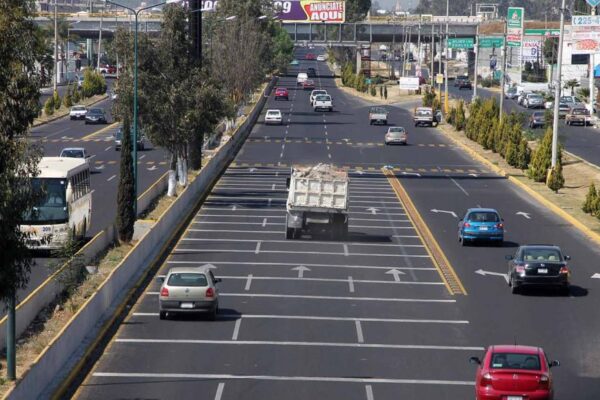 La Secretaría de Infraestructura estatal instalará reductores de velocidad en las laterales de la Recta a Cholula como parte de la rehabilitación de la vialidad. Foto: Poblanerias.