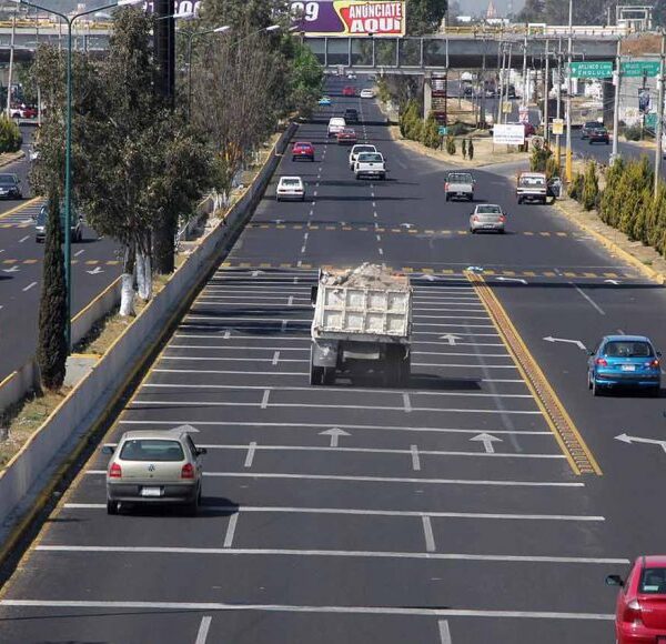 La Secretaría de Infraestructura estatal instalará reductores de velocidad en las laterales de la Recta a Cholula como parte de la rehabilitación de la vialidad. Foto: Poblanerias.