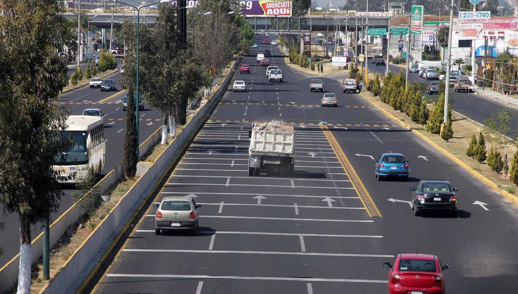 Instalarán reductores de velocidad en laterales de la Recta a Cholula para disminuir accidentes