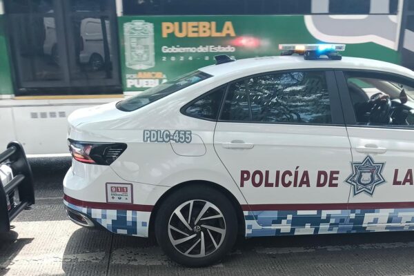 Autoridades estatales y municipales lograron detener a los presuntos responsables de un robo en la unidad 342 de la RUTA, tras la denuncia de una usuaria. Foto: Gobierno de Puebla.