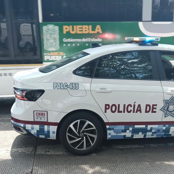 Autoridades estatales y municipales lograron detener a los presuntos responsables de un robo en la unidad 342 de la RUTA, tras la denuncia de una usuaria. Foto: Gobierno de Puebla.