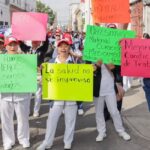 El acuerdo entre el Sindicato Nacional de Trabajadores de la Secretaría de Salud, sección 25 Puebla, y autoridades estatales permitirá la devolución de salarios descontados a personal que participó en las protestas de julio. Foto: EsImagen.