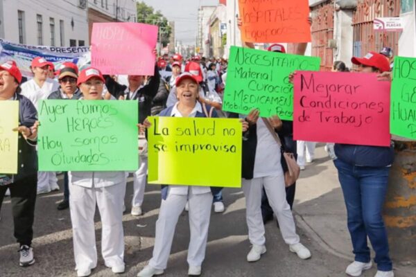 El acuerdo entre el Sindicato Nacional de Trabajadores de la Secretaría de Salud, sección 25 Puebla, y autoridades estatales permitirá la devolución de salarios descontados a personal que participó en las protestas de julio. Foto: EsImagen.
