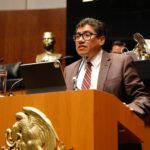 La presidenta Claudia Sheinbaum fijó postura sobre la aspiración del senador Saúl Monreal a la gubernatura de Zacatecas en 2027, pese a que su hermano David ocupa actualmente ese cargo. Recordó que Morena prohíbe candidaturas inmediatas de familiares en funciones para evitar el nepotismo político. Foto: Senadores MORENA.