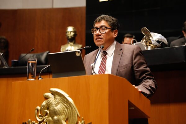 La presidenta Claudia Sheinbaum fijó postura sobre la aspiración del senador Saúl Monreal a la gubernatura de Zacatecas en 2027, pese a que su hermano David ocupa actualmente ese cargo. Recordó que Morena prohíbe candidaturas inmediatas de familiares en funciones para evitar el nepotismo político. Foto: Senadores MORENA.