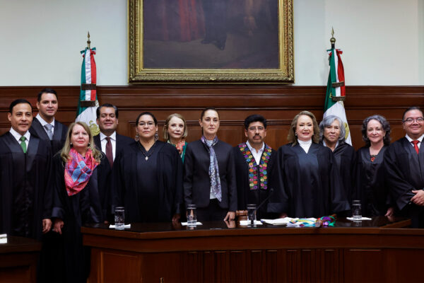 La Suprema Corte publicó en el DOF su nuevo reglamento interno, que permitirá por primera vez realizar sesiones itinerantes en distintas regiones del país, incluso en comunidades indígenas y afromexicanas además de establecer reglas más estrictas para agilizar debates y votaciones. Foto: El CEO.