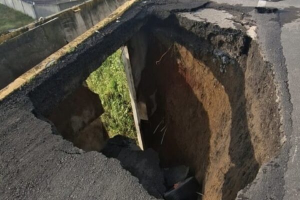 El paso vehicular hacia el Aeropuerto “Hermanos Serdán”