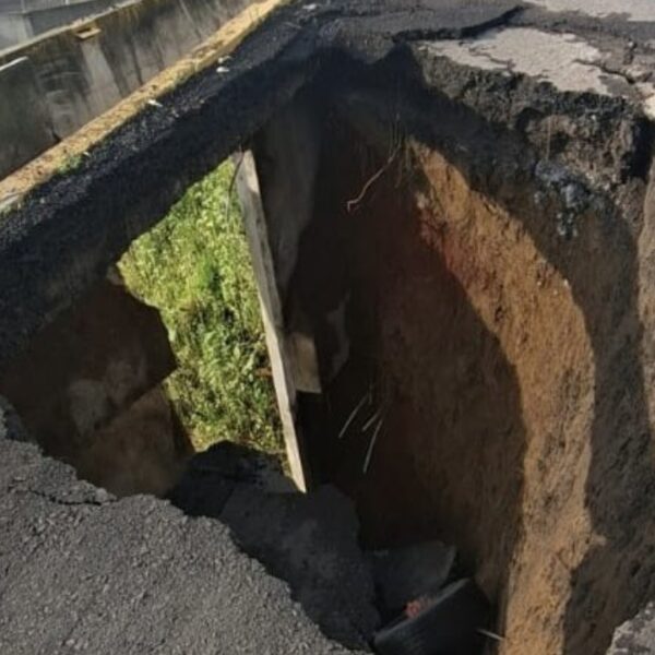El paso vehicular hacia el Aeropuerto “Hermanos Serdán”