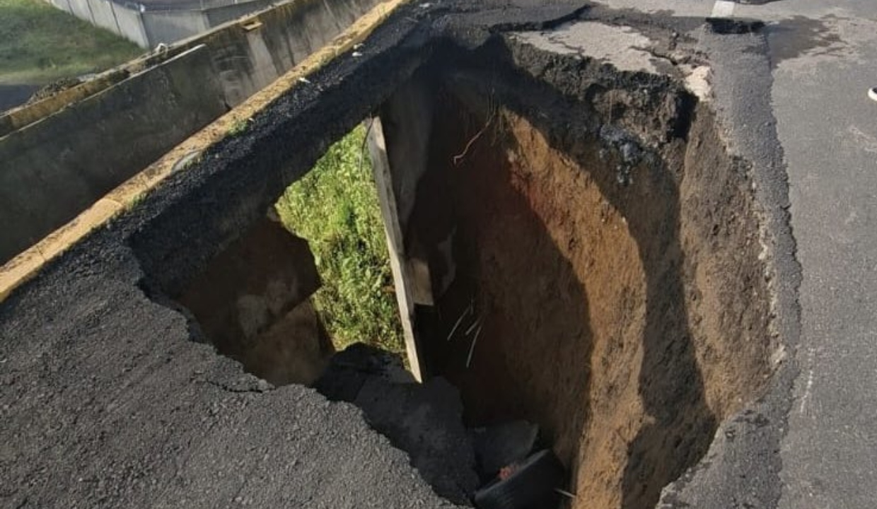 El paso vehicular hacia el Aeropuerto “Hermanos Serdán”