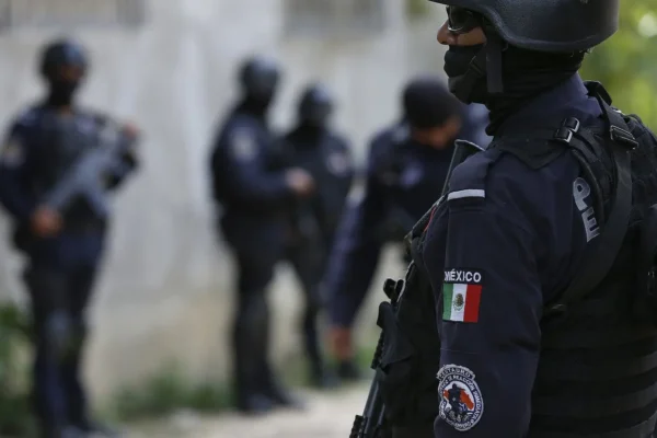 En 2024, México registró 33.5 millones de delitos, pero menos del 10% fueron denunciados, revelando una cifra oculta preocupante. La mayoría de los casos abiertos permanecen sin resolver. Foto: AP.