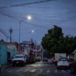 El programa Senderos de Paz en Puebla superó la meta fijada para 2025 al iluminar más de 500 espacios comunitarios, entre escuelas, parques y templos.