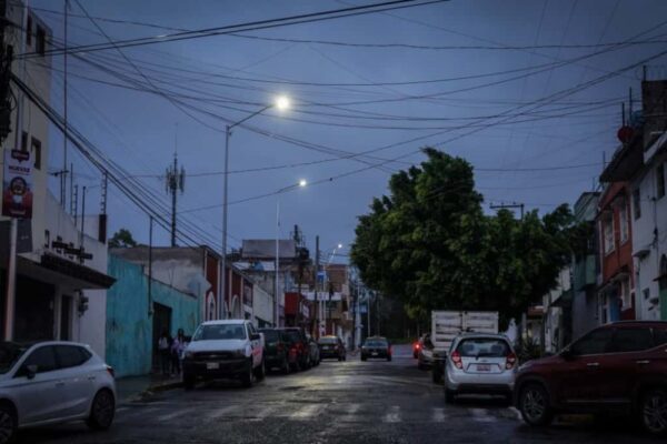 El programa Senderos de Paz en Puebla superó la meta fijada para 2025 al iluminar más de 500 espacios comunitarios, entre escuelas, parques y templos.