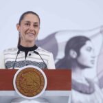 La presidenta Claudia Sheinbaum anunció que el paquete económico 2026 incluirá una reforma legal para impedir que los bancos deduzcan de impuestos sus aportaciones al IPAB, destinadas a cubrir la deuda del Fobaproa. Con esta medida, el gobierno estima recuperar alrededor de 10 mil millones de pesos anuales. Foto: Cuartoscuro.