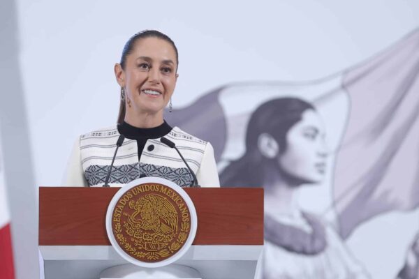 La presidenta Claudia Sheinbaum anunció que el paquete económico 2026 incluirá una reforma legal para impedir que los bancos deduzcan de impuestos sus aportaciones al IPAB, destinadas a cubrir la deuda del Fobaproa. Con esta medida, el gobierno estima recuperar alrededor de 10 mil millones de pesos anuales. Foto: Cuartoscuro.