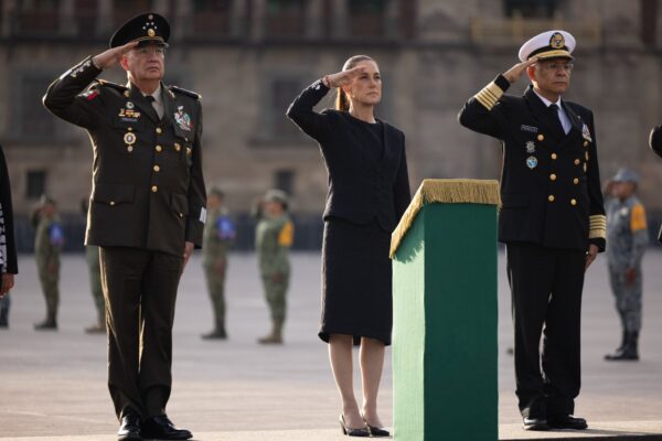 Claudia Sheinbaum encabezó en el Zócalo la ceremonia en memoria de las víctimas de los sismos de 1985 y 2017. Foto: Gobierno MX.