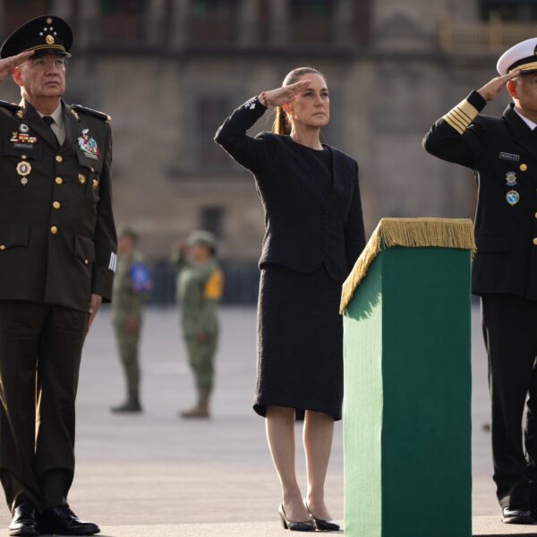 Claudia Sheinbaum encabezó en el Zócalo la ceremonia en memoria de las víctimas de los sismos de 1985 y 2017. Foto: Gobierno MX.