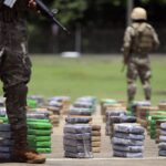 Colombia enfrenta el riesgo de perder la certificación antidrogas de Estados Unidos, lo que implicaría recortes en ayuda y cooperación internacional.