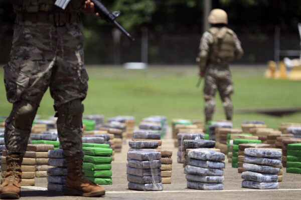 Colombia enfrenta el riesgo de perder la certificación antidrogas de Estados Unidos, lo que implicaría recortes en ayuda y cooperación internacional.