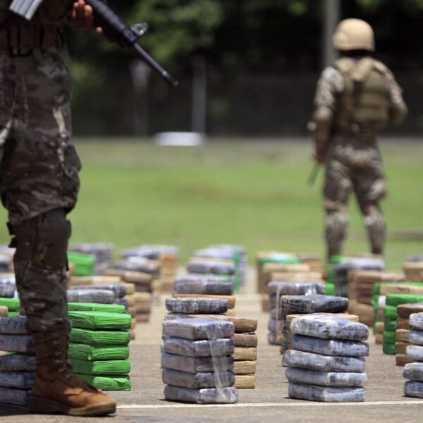 Colombia enfrenta el riesgo de perder la certificación antidrogas de Estados Unidos, lo que implicaría recortes en ayuda y cooperación internacional.