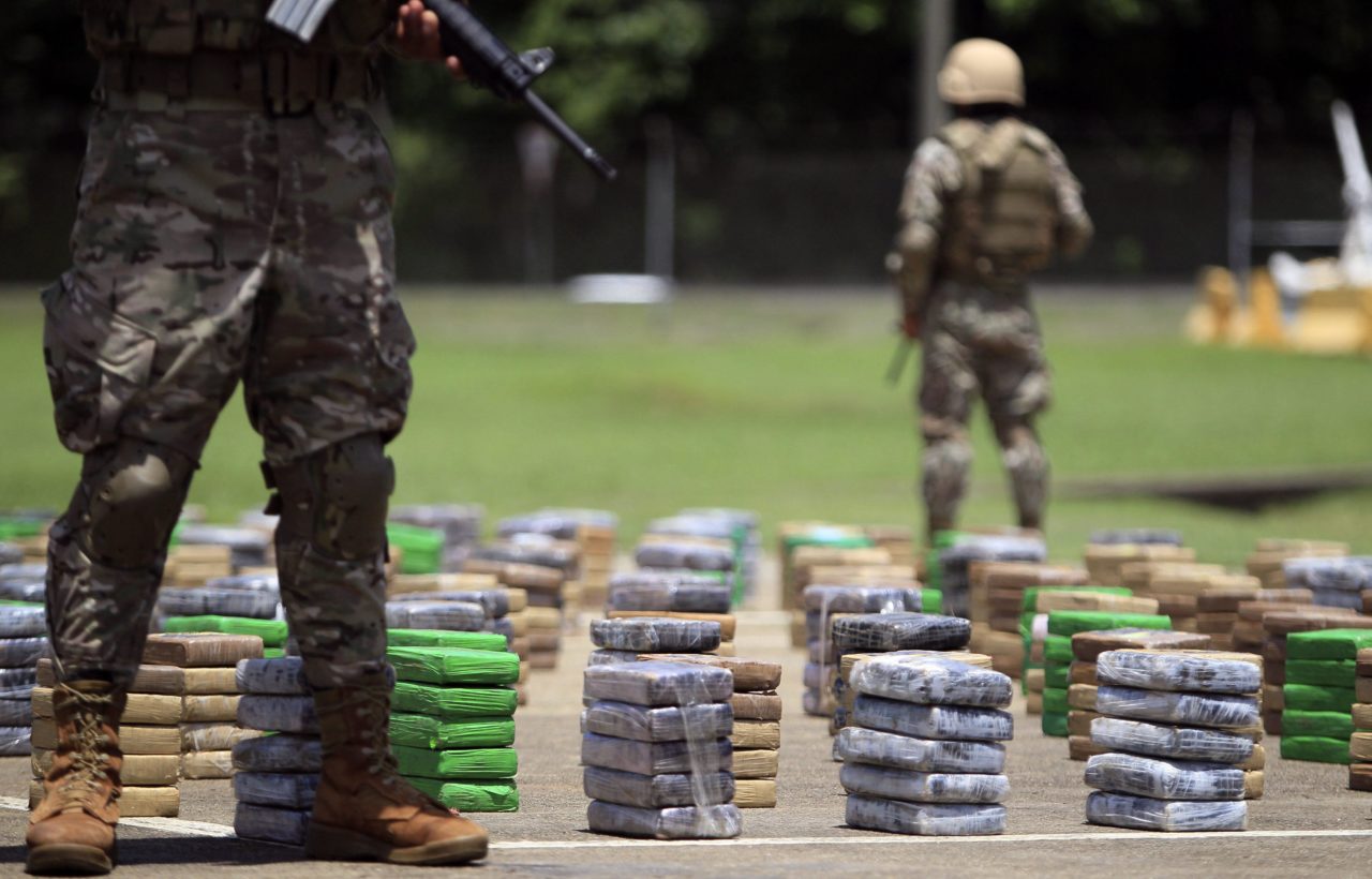 Colombia enfrenta el riesgo de perder la certificación antidrogas de Estados Unidos, lo que implicaría recortes en ayuda y cooperación internacional.